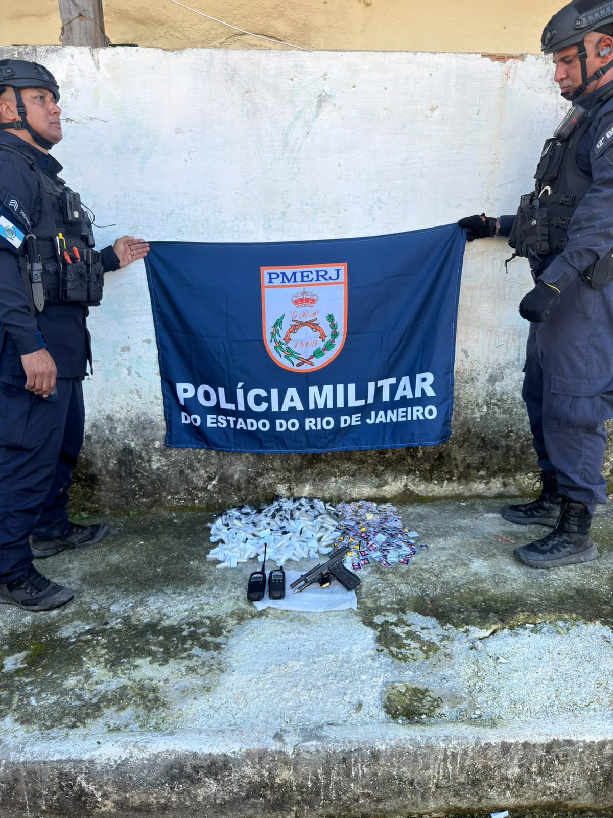 Com a ajuda do Disque Denúncia, policiais do 12° BPM apreendem pistola e drogas em Niterói
